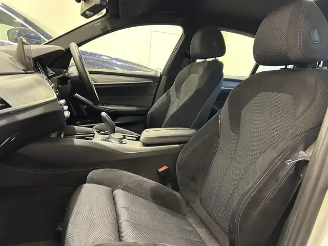 ＢＭＷ ５２３ｄ xDrive Mスピリット 岐阜県 2020(令2)年 3.7万km アルピンホワイトⅢ ドライビングアシストプラス/　アクティブクルーズコントロール/　ステアリングレーンコントロールアシスト/　レーンディパーチャーウォーニング/　レーンチェンジウォーニング/　アクティブサイドコリジョンプロテクション/　前車接近警告機能/　衝突回避被害軽減ブレーキ　事故回避ステアリング付/　後車衝突警告機能/　クロストラフィックウォーニング　フロント&リヤ/パーキングアシストプラス/　パークディスタンスコントロール/　パーキングアシスト/　トップビュー3Dビュー/　サイドビューカメラ/　リヤビューカメラ/BMWヘッドアップディスプレイ/LEDヘッドライト/電動フロントシート運転席メモリー機能付