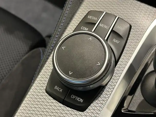 ＢＭＷ ５２３ｄ xDrive Mスピリット 岐阜県 2020(令2)年 3.7万km アルピンホワイトⅢ ドライビングアシストプラス/　アクティブクルーズコントロール/　ステアリングレーンコントロールアシスト/　レーンディパーチャーウォーニング/　レーンチェンジウォーニング/　アクティブサイドコリジョンプロテクション/　前車接近警告機能/　衝突回避被害軽減ブレーキ　事故回避ステアリング付/　後車衝突警告機能/　クロストラフィックウォーニング　フロント&リヤ/パーキングアシストプラス/　パークディスタンスコントロール/　パーキングアシスト/　トップビュー3Dビュー/　サイドビューカメラ/　リヤビューカメラ/BMWヘッドアップディスプレイ/LEDヘッドライト/電動フロントシート運転席メモリー機能付