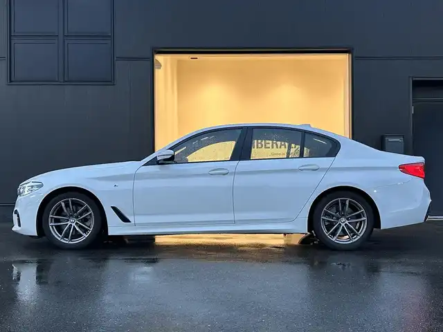 ＢＭＷ ５２３ｄ xDrive Mスピリット 岐阜県 2020(令2)年 3.7万km アルピンホワイトⅢ ドライビングアシストプラス/　アクティブクルーズコントロール/　ステアリングレーンコントロールアシスト/　レーンディパーチャーウォーニング/　レーンチェンジウォーニング/　アクティブサイドコリジョンプロテクション/　前車接近警告機能/　衝突回避被害軽減ブレーキ　事故回避ステアリング付/　後車衝突警告機能/　クロストラフィックウォーニング　フロント&リヤ/パーキングアシストプラス/　パークディスタンスコントロール/　パーキングアシスト/　トップビュー3Dビュー/　サイドビューカメラ/　リヤビューカメラ/BMWヘッドアップディスプレイ/LEDヘッドライト/電動フロントシート運転席メモリー機能付