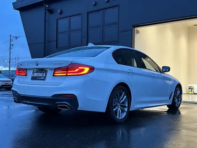 ＢＭＷ ５２３ｄ xDrive Mスピリット 岐阜県 2020(令2)年 3.7万km アルピンホワイトⅢ ドライビングアシストプラス/　アクティブクルーズコントロール/　ステアリングレーンコントロールアシスト/　レーンディパーチャーウォーニング/　レーンチェンジウォーニング/　アクティブサイドコリジョンプロテクション/　前車接近警告機能/　衝突回避被害軽減ブレーキ　事故回避ステアリング付/　後車衝突警告機能/　クロストラフィックウォーニング　フロント&リヤ/パーキングアシストプラス/　パークディスタンスコントロール/　パーキングアシスト/　トップビュー3Dビュー/　サイドビューカメラ/　リヤビューカメラ/BMWヘッドアップディスプレイ/LEDヘッドライト/電動フロントシート運転席メモリー機能付