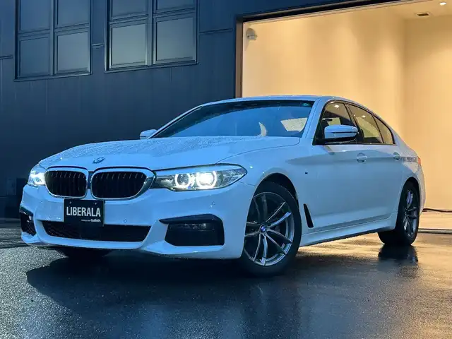 ＢＭＷ ５２３ｄ xDrive Mスピリット 岐阜県 2020(令2)年 3.7万km アルピンホワイトⅢ ドライビングアシストプラス/　アクティブクルーズコントロール/　ステアリングレーンコントロールアシスト/　レーンディパーチャーウォーニング/　レーンチェンジウォーニング/　アクティブサイドコリジョンプロテクション/　前車接近警告機能/　衝突回避被害軽減ブレーキ　事故回避ステアリング付/　後車衝突警告機能/　クロストラフィックウォーニング　フロント&リヤ/パーキングアシストプラス/　パークディスタンスコントロール/　パーキングアシスト/　トップビュー3Dビュー/　サイドビューカメラ/　リヤビューカメラ/BMWヘッドアップディスプレイ/LEDヘッドライト/電動フロントシート運転席メモリー機能付