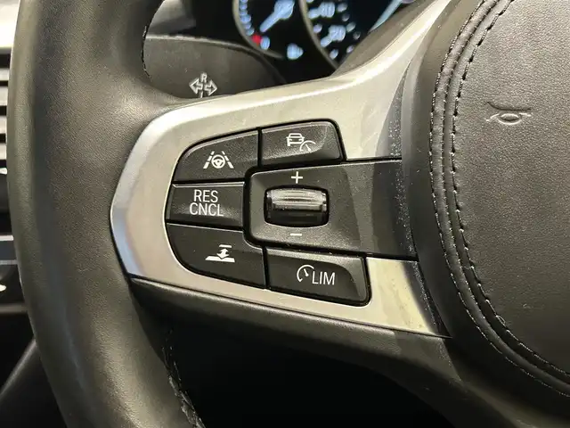ＢＭＷ ５２３ｄ xDrive Mスピリット 岐阜県 2020(令2)年 3.7万km アルピンホワイトⅢ ドライビングアシストプラス/　アクティブクルーズコントロール/　ステアリングレーンコントロールアシスト/　レーンディパーチャーウォーニング/　レーンチェンジウォーニング/　アクティブサイドコリジョンプロテクション/　前車接近警告機能/　衝突回避被害軽減ブレーキ　事故回避ステアリング付/　後車衝突警告機能/　クロストラフィックウォーニング　フロント&リヤ/パーキングアシストプラス/　パークディスタンスコントロール/　パーキングアシスト/　トップビュー3Dビュー/　サイドビューカメラ/　リヤビューカメラ/BMWヘッドアップディスプレイ/LEDヘッドライト/電動フロントシート運転席メモリー機能付
