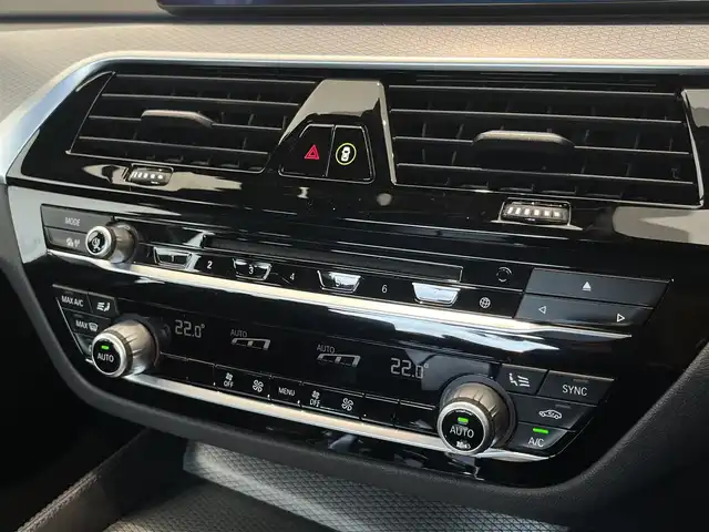 ＢＭＷ ５２３ｄ xDrive Mスピリット 岐阜県 2020(令2)年 3.7万km アルピンホワイトⅢ ドライビングアシストプラス/　アクティブクルーズコントロール/　ステアリングレーンコントロールアシスト/　レーンディパーチャーウォーニング/　レーンチェンジウォーニング/　アクティブサイドコリジョンプロテクション/　前車接近警告機能/　衝突回避被害軽減ブレーキ　事故回避ステアリング付/　後車衝突警告機能/　クロストラフィックウォーニング　フロント&リヤ/パーキングアシストプラス/　パークディスタンスコントロール/　パーキングアシスト/　トップビュー3Dビュー/　サイドビューカメラ/　リヤビューカメラ/BMWヘッドアップディスプレイ/LEDヘッドライト/電動フロントシート運転席メモリー機能付