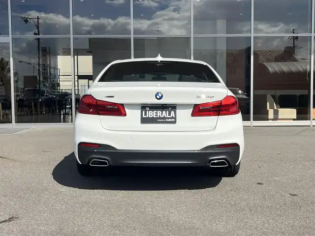 ＢＭＷ ５２３ｄ xDrive Mスピリット 岐阜県 2020(令2)年 3.7万km アルピンホワイトⅢ ドライビングアシストプラス/　アクティブクルーズコントロール/　ステアリングレーンコントロールアシスト/　レーンディパーチャーウォーニング/　レーンチェンジウォーニング/　アクティブサイドコリジョンプロテクション/　前車接近警告機能/　衝突回避被害軽減ブレーキ　事故回避ステアリング付/　後車衝突警告機能/　クロストラフィックウォーニング　フロント&リヤ/パーキングアシストプラス/　パークディスタンスコントロール/　パーキングアシスト/　トップビュー3Dビュー/　サイドビューカメラ/　リヤビューカメラ/BMWヘッドアップディスプレイ/LEDヘッドライト/電動フロントシート運転席メモリー機能付