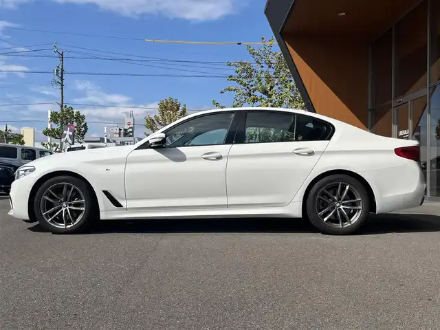 ＢＭＷ ５２３ｄ xDrive Mスピリット 岐阜県 2020(令2)年 3.7万km アルピンホワイトⅢ ドライビングアシストプラス/　アクティブクルーズコントロール/　ステアリングレーンコントロールアシスト/　レーンディパーチャーウォーニング/　レーンチェンジウォーニング/　アクティブサイドコリジョンプロテクション/　前車接近警告機能/　衝突回避被害軽減ブレーキ　事故回避ステアリング付/　後車衝突警告機能/　クロストラフィックウォーニング　フロント&リヤ/パーキングアシストプラス/　パークディスタンスコントロール/　パーキングアシスト/　トップビュー3Dビュー/　サイドビューカメラ/　リヤビューカメラ/BMWヘッドアップディスプレイ/LEDヘッドライト/電動フロントシート運転席メモリー機能付