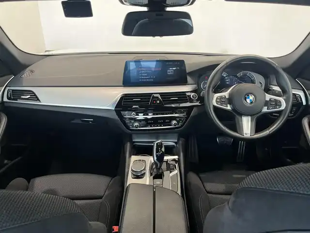 ＢＭＷ ５２３ｄ xDrive Mスピリット 岐阜県 2020(令2)年 3.7万km アルピンホワイトⅢ ドライビングアシストプラス/　アクティブクルーズコントロール/　ステアリングレーンコントロールアシスト/　レーンディパーチャーウォーニング/　レーンチェンジウォーニング/　アクティブサイドコリジョンプロテクション/　前車接近警告機能/　衝突回避被害軽減ブレーキ　事故回避ステアリング付/　後車衝突警告機能/　クロストラフィックウォーニング　フロント&リヤ/パーキングアシストプラス/　パークディスタンスコントロール/　パーキングアシスト/　トップビュー3Dビュー/　サイドビューカメラ/　リヤビューカメラ/BMWヘッドアップディスプレイ/LEDヘッドライト/電動フロントシート運転席メモリー機能付