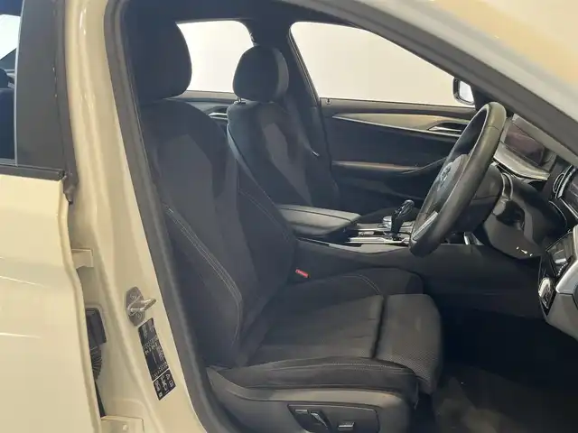ＢＭＷ ５２３ｄ xDrive Mスピリット 岐阜県 2020(令2)年 3.7万km アルピンホワイトⅢ ドライビングアシストプラス/　アクティブクルーズコントロール/　ステアリングレーンコントロールアシスト/　レーンディパーチャーウォーニング/　レーンチェンジウォーニング/　アクティブサイドコリジョンプロテクション/　前車接近警告機能/　衝突回避被害軽減ブレーキ　事故回避ステアリング付/　後車衝突警告機能/　クロストラフィックウォーニング　フロント&リヤ/パーキングアシストプラス/　パークディスタンスコントロール/　パーキングアシスト/　トップビュー3Dビュー/　サイドビューカメラ/　リヤビューカメラ/BMWヘッドアップディスプレイ/LEDヘッドライト/電動フロントシート運転席メモリー機能付