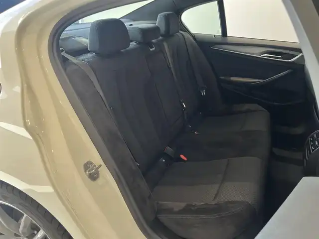 ＢＭＷ ５２３ｄ xDrive Mスピリット 岐阜県 2020(令2)年 3.7万km アルピンホワイトⅢ ドライビングアシストプラス/　アクティブクルーズコントロール/　ステアリングレーンコントロールアシスト/　レーンディパーチャーウォーニング/　レーンチェンジウォーニング/　アクティブサイドコリジョンプロテクション/　前車接近警告機能/　衝突回避被害軽減ブレーキ　事故回避ステアリング付/　後車衝突警告機能/　クロストラフィックウォーニング　フロント&リヤ/パーキングアシストプラス/　パークディスタンスコントロール/　パーキングアシスト/　トップビュー3Dビュー/　サイドビューカメラ/　リヤビューカメラ/BMWヘッドアップディスプレイ/LEDヘッドライト/電動フロントシート運転席メモリー機能付