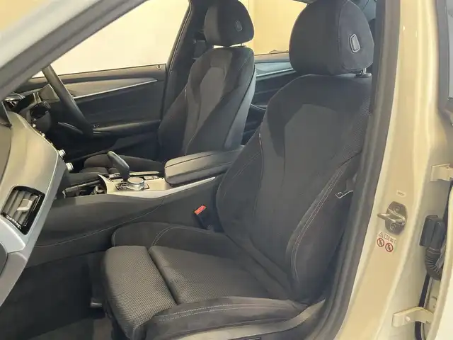 ＢＭＷ ５２３ｄ xDrive Mスピリット 岐阜県 2020(令2)年 3.7万km アルピンホワイトⅢ ドライビングアシストプラス/　アクティブクルーズコントロール/　ステアリングレーンコントロールアシスト/　レーンディパーチャーウォーニング/　レーンチェンジウォーニング/　アクティブサイドコリジョンプロテクション/　前車接近警告機能/　衝突回避被害軽減ブレーキ　事故回避ステアリング付/　後車衝突警告機能/　クロストラフィックウォーニング　フロント&リヤ/パーキングアシストプラス/　パークディスタンスコントロール/　パーキングアシスト/　トップビュー3Dビュー/　サイドビューカメラ/　リヤビューカメラ/BMWヘッドアップディスプレイ/LEDヘッドライト/電動フロントシート運転席メモリー機能付