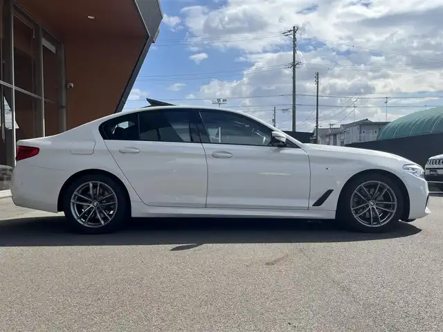 ＢＭＷ ５２３ｄ xDrive Mスピリット 岐阜県 2020(令2)年 3.7万km アルピンホワイトⅢ ドライビングアシストプラス/　アクティブクルーズコントロール/　ステアリングレーンコントロールアシスト/　レーンディパーチャーウォーニング/　レーンチェンジウォーニング/　アクティブサイドコリジョンプロテクション/　前車接近警告機能/　衝突回避被害軽減ブレーキ　事故回避ステアリング付/　後車衝突警告機能/　クロストラフィックウォーニング　フロント&リヤ/パーキングアシストプラス/　パークディスタンスコントロール/　パーキングアシスト/　トップビュー3Dビュー/　サイドビューカメラ/　リヤビューカメラ/BMWヘッドアップディスプレイ/LEDヘッドライト/電動フロントシート運転席メモリー機能付