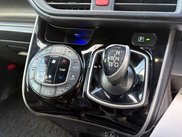 トヨタ ヴォクシー ハイブリッド ZS 煌Ⅲ 大阪府 2020(令2)年 5.8万km ブラック フリップダウンモニター/純正10型ナビ/バックカメラ/フルセグ/トヨタセーフティセンス/クリアランスソナー/シートヒーター/ハーフレザーシート/両側パワースライドドア/ビルトインETC/純正アルミホイール/LEDヘッドライト/スマートキー×2