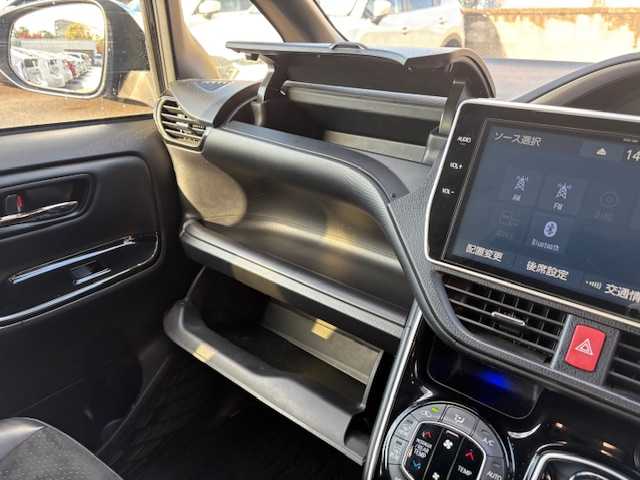 トヨタ ヴォクシー ハイブリッド ZS 煌Ⅲ 大阪府 2020(令2)年 5.8万km ブラック フリップダウンモニター/純正10型ナビ/バックカメラ/フルセグ/トヨタセーフティセンス/クリアランスソナー/シートヒーター/ハーフレザーシート/両側パワースライドドア/ビルトインETC/純正アルミホイール/LEDヘッドライト/スマートキー×2