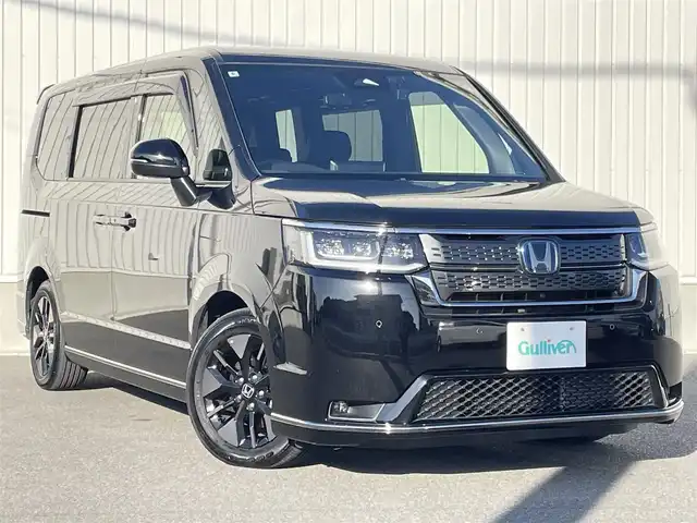 ホンダ ステップワゴン スパーダ eHEV 群馬県 2024(令6)年 1.6万km クリスタルブラックパール 純正SDナビ(LXM-247VFLI)/(CD/DVD/BT/MSU/HDMI/SD/USB)/フルセグ/ホンダセンシング/　・衝突軽減ブレーキ/　・踏み間違い衝突軽減システム/　・歩行者事故低減ステアリング/　・路外逸脱抑制機能/　・先行車発進お知らせ機能/　・標識認識機能/　・車線維持支援システム/クルーズコントロール/アラウンドビューモニター/ETC2.0/純正フリップダウンモニター/ブラインドスポットモニター/両側パワースライドドア/パーキングブレーキスイッチ/オートマチックブレーキホールド/電格ミラー/純正フロアマット/ドアバイザー/保証書/取扱説明書