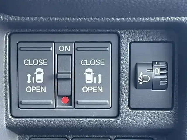 ホンダ ステップワゴン スパーダ eHEV 群馬県 2024(令6)年 1.6万km クリスタルブラックパール 純正SDナビ(LXM-247VFLI)/(CD/DVD/BT/MSU/HDMI/SD/USB)/フルセグ/ホンダセンシング/　・衝突軽減ブレーキ/　・踏み間違い衝突軽減システム/　・歩行者事故低減ステアリング/　・路外逸脱抑制機能/　・先行車発進お知らせ機能/　・標識認識機能/　・車線維持支援システム/クルーズコントロール/アラウンドビューモニター/ETC2.0/純正フリップダウンモニター/ブラインドスポットモニター/両側パワースライドドア/パーキングブレーキスイッチ/オートマチックブレーキホールド/電格ミラー/純正フロアマット/ドアバイザー/保証書/取扱説明書