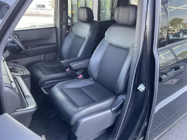 ホンダ ステップワゴン スパーダ eHEV 群馬県 2024(令6)年 1.6万km クリスタルブラックパール 純正SDナビ(LXM-247VFLI)/(CD/DVD/BT/MSU/HDMI/SD/USB)/フルセグ/ホンダセンシング/　・衝突軽減ブレーキ/　・踏み間違い衝突軽減システム/　・歩行者事故低減ステアリング/　・路外逸脱抑制機能/　・先行車発進お知らせ機能/　・標識認識機能/　・車線維持支援システム/クルーズコントロール/アラウンドビューモニター/ETC2.0/純正フリップダウンモニター/ブラインドスポットモニター/両側パワースライドドア/パーキングブレーキスイッチ/オートマチックブレーキホールド/電格ミラー/純正フロアマット/ドアバイザー/保証書/取扱説明書