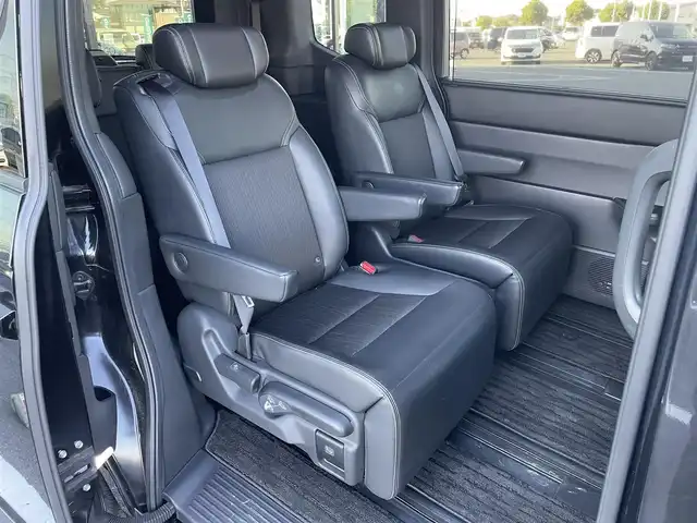 ホンダ ステップワゴン スパーダ eHEV 群馬県 2024(令6)年 1.6万km クリスタルブラックパール 純正SDナビ(LXM-247VFLI)/(CD/DVD/BT/MSU/HDMI/SD/USB)/フルセグ/ホンダセンシング/　・衝突軽減ブレーキ/　・踏み間違い衝突軽減システム/　・歩行者事故低減ステアリング/　・路外逸脱抑制機能/　・先行車発進お知らせ機能/　・標識認識機能/　・車線維持支援システム/クルーズコントロール/アラウンドビューモニター/ETC2.0/純正フリップダウンモニター/ブラインドスポットモニター/両側パワースライドドア/パーキングブレーキスイッチ/オートマチックブレーキホールド/電格ミラー/純正フロアマット/ドアバイザー/保証書/取扱説明書