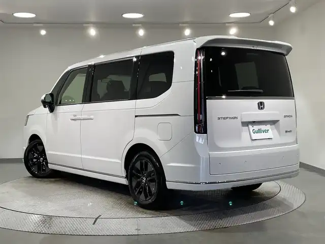 ホンダ ステップワゴン スパーダ eHEV 愛知県 2025(令7)年 0.1万km未満 プラチナホワイトパール 登録済未使用車/純正11.4インチナビHonda CONNECTナビ /(LXM-247VFLi)　/ホンダセンシング/衝突軽減ブレーキ/両側パワースライドドア/レーダークルーズコントロール/レーンキープアシスト/ブラインドスポットモニター/コーナーセンサー/踏み間違え防止システム/シートヒーター/ＬＥＤヘッドライト/パワーテールゲート/バックカメラ/オットマン/リアシェード/全列USBチャージャー