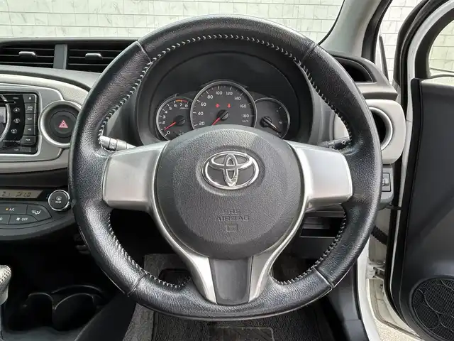 トヨタ ヴィッツ U 長野県 2012(平24)年 7.9万km ホワイトパールクリスタルシャイン ４ＷＤ　/ＰＷ　/ＰＳ　/ＡＵＸ　/ＣＤ　/純正フロアマット　/プッシュスタート　/フルフラットシート　/ＡＢＳ　/Ｗエアバッグ　/オートエアコン　/オートライト　/ブレーキアシスト　/ＵＶカットガラス