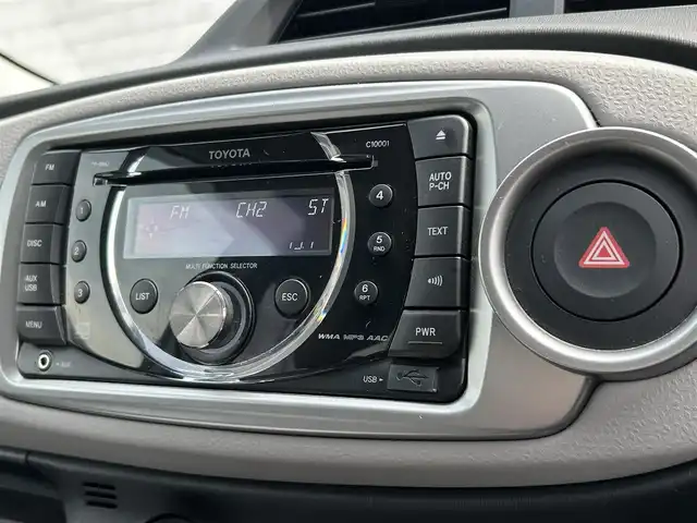 トヨタ ヴィッツ U 長野県 2012(平24)年 7.9万km ホワイトパールクリスタルシャイン ４ＷＤ　/ＰＷ　/ＰＳ　/ＡＵＸ　/ＣＤ　/純正フロアマット　/プッシュスタート　/フルフラットシート　/ＡＢＳ　/Ｗエアバッグ　/オートエアコン　/オートライト　/ブレーキアシスト　/ＵＶカットガラス