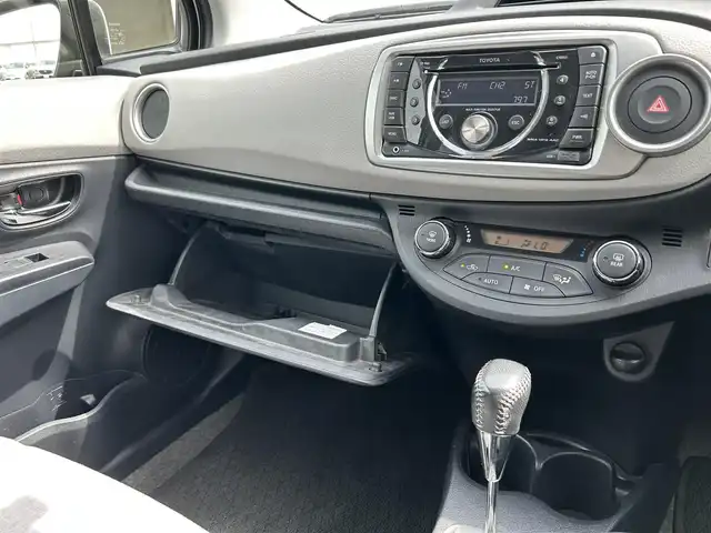トヨタ ヴィッツ U 長野県 2012(平24)年 7.9万km ホワイトパールクリスタルシャイン ４ＷＤ　/ＰＷ　/ＰＳ　/ＡＵＸ　/ＣＤ　/純正フロアマット　/プッシュスタート　/フルフラットシート　/ＡＢＳ　/Ｗエアバッグ　/オートエアコン　/オートライト　/ブレーキアシスト　/ＵＶカットガラス