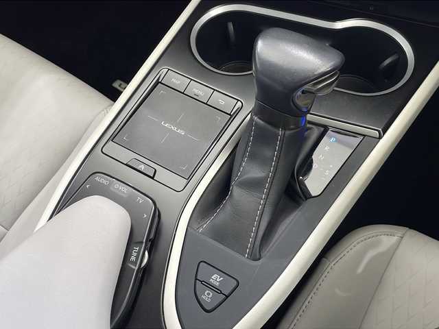 レクサス ＵＸ 250h バージョンC 栃木県 2023(令5)年 4万km マダーレッド 純正メーカーOPナビ/（CD/DVD/フルセグTV/BT）/全方位カメラ/サンルーフ/三眼LEDヘッドライト/Lexus Safety System＋/・パノラミックビューモニター/・レーダークルーズコントロール/・ブラインドスポットモニター/・プリクラッシュセーフティ/・パーキングサポートブレーキ/・クリアランスソナー/・ロードサインアシスト/・オートマチックハイビーム/・レーントレーシングアシスト/前後コーナーセンサー/ETC2.0/前後ドラレコ/パワーバックドア/パワーシート/シートヒーター/メモリーシート/デジタルインナーミラー/オートライト/純正アルミホイール/純正フロアマット