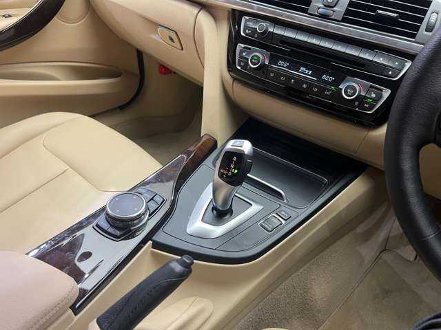 ＢＭＷ ３２０ｄ ラグジュアリー 千葉県 2016(平28)年 2.7万km インペリアル・ブルー・ブリリアント・エフェクト ＡＣＣ　/ベージュ革　/ナビ　/Ｂｌｕｅｔｏｏｔｈ接続　/Ｂカメラ　/シートヒーター　/パークディスタンス　/コンフォートアクセス　/ＬＥＤヘッドライト　/衝突軽減Ｂ　/ＬＫＡ　/純正ドラレコ　/ＥＴＣ　/禁煙車