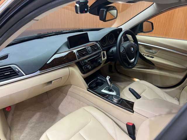 ＢＭＷ ３２０ｄ ラグジュアリー 千葉県 2016(平28)年 2.7万km インペリアル・ブルー・ブリリアント・エフェクト ＡＣＣ　/ベージュ革　/ナビ　/Ｂｌｕｅｔｏｏｔｈ接続　/Ｂカメラ　/シートヒーター　/パークディスタンス　/コンフォートアクセス　/ＬＥＤヘッドライト　/衝突軽減Ｂ　/ＬＫＡ　/純正ドラレコ　/ＥＴＣ　/禁煙車