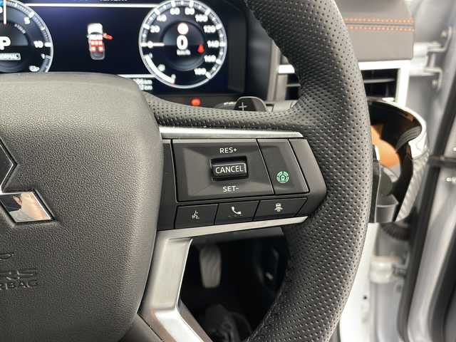 三菱 アウトランダー ＰＨＥＶ P 愛知県 2023(令5)年 1.7万km ホワイトダイヤモンド マイパイロット/衝突軽減システム/純正９型ディスプレイオーディオ（ナビあり）/サンルーフ/全方位カメラ/クルーズコントロール/BOSEプレミアムサウンド/シートヒーター/フルセグ/Bluetooth/バックカメラ/電動リアゲート/パワーシート/ヘッドアップディスプレイ/コーナーセンサー/純正アルミホイール/ETC２．０/ブラインドスポットモニター/LEDヘッドライト/パドルシフト/ステアリングヒーター/リアオートエアコン/オートマチックハイビーム/ドライブレコーダー/ステアリングスイッチ/スマートキー/プッシュスタート