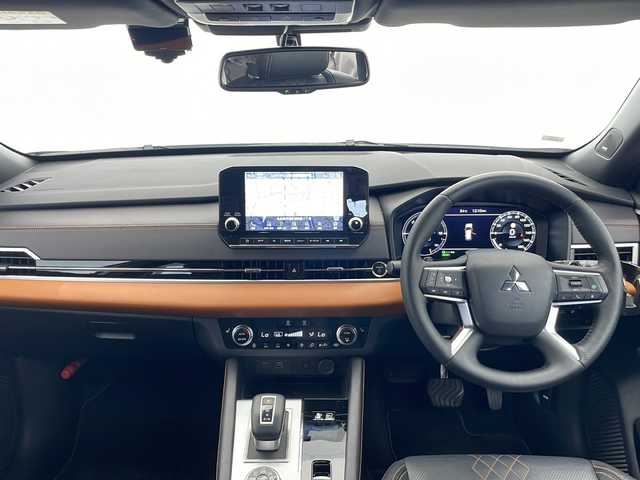 三菱 アウトランダー ＰＨＥＶ P 愛知県 2023(令5)年 1.7万km ホワイトダイヤモンド マイパイロット/衝突軽減システム/純正９型ディスプレイオーディオ（ナビあり）/サンルーフ/全方位カメラ/クルーズコントロール/BOSEプレミアムサウンド/シートヒーター/フルセグ/Bluetooth/バックカメラ/電動リアゲート/パワーシート/ヘッドアップディスプレイ/コーナーセンサー/純正アルミホイール/ETC２．０/ブラインドスポットモニター/LEDヘッドライト/パドルシフト/ステアリングヒーター/リアオートエアコン/オートマチックハイビーム/ドライブレコーダー/ステアリングスイッチ/スマートキー/プッシュスタート