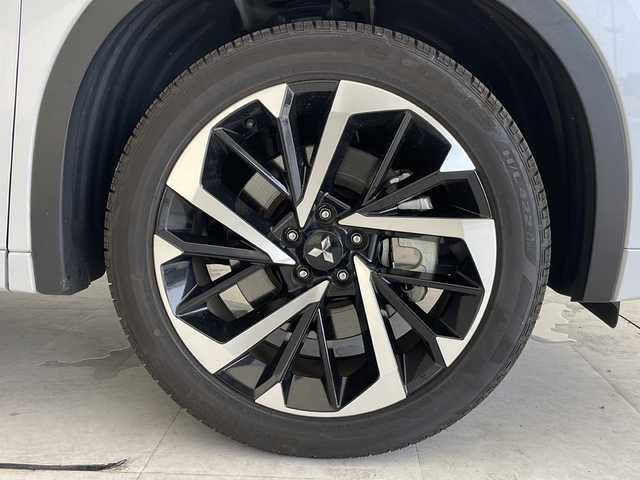 三菱 アウトランダー ＰＨＥＶ P 愛知県 2023(令5)年 1.7万km ホワイトダイヤモンド マイパイロット/衝突軽減システム/純正９型ディスプレイオーディオ（ナビあり）/サンルーフ/全方位カメラ/クルーズコントロール/BOSEプレミアムサウンド/シートヒーター/フルセグ/Bluetooth/バックカメラ/電動リアゲート/パワーシート/ヘッドアップディスプレイ/コーナーセンサー/純正アルミホイール/ETC２．０/ブラインドスポットモニター/LEDヘッドライト/パドルシフト/ステアリングヒーター/リアオートエアコン/オートマチックハイビーム/ドライブレコーダー/ステアリングスイッチ/スマートキー/プッシュスタート