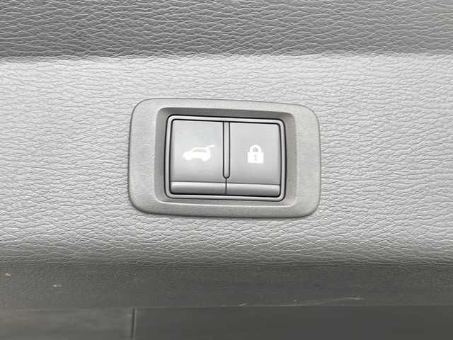 三菱 アウトランダー ＰＨＥＶ P 愛知県 2023(令5)年 1.7万km ホワイトダイヤモンド マイパイロット/衝突軽減システム/純正９型ディスプレイオーディオ（ナビあり）/サンルーフ/全方位カメラ/クルーズコントロール/BOSEプレミアムサウンド/シートヒーター/フルセグ/Bluetooth/バックカメラ/電動リアゲート/パワーシート/ヘッドアップディスプレイ/コーナーセンサー/純正アルミホイール/ETC２．０/ブラインドスポットモニター/LEDヘッドライト/パドルシフト/ステアリングヒーター/リアオートエアコン/オートマチックハイビーム/ドライブレコーダー/ステアリングスイッチ/スマートキー/プッシュスタート