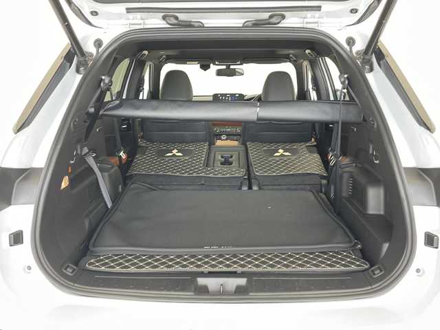 三菱 アウトランダー ＰＨＥＶ P 愛知県 2023(令5)年 1.7万km ホワイトダイヤモンド マイパイロット/衝突軽減システム/純正９型ディスプレイオーディオ（ナビあり）/サンルーフ/全方位カメラ/クルーズコントロール/BOSEプレミアムサウンド/シートヒーター/フルセグ/Bluetooth/バックカメラ/電動リアゲート/パワーシート/ヘッドアップディスプレイ/コーナーセンサー/純正アルミホイール/ETC２．０/ブラインドスポットモニター/LEDヘッドライト/パドルシフト/ステアリングヒーター/リアオートエアコン/オートマチックハイビーム/ドライブレコーダー/ステアリングスイッチ/スマートキー/プッシュスタート