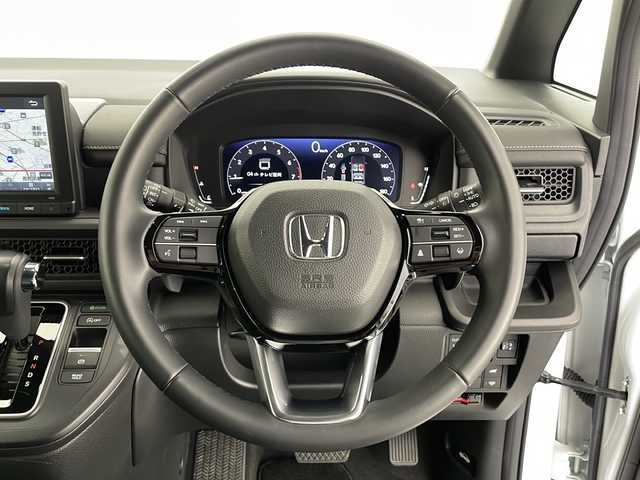 ホンダ ステップワゴン スパーダ 長野県 2023(令5)年 3.7万km プラチナホワイトパール 4WD/純正メモリナビ&フルセグTV&CD&DVD&USB&BT/ホンダセンシング/アダプティブクルーズコントロール/レーンキープアシスト/車線逸脱警報/衝突軽減ブレーキ/ブラインドスポットモニター/標識認識機能/社外前方ドライブレコーダー/両側パワースライドドア/ハーフレザーシート/ステアリングスイッチ/2列目サンシェード/バックカメラ/ETC/LEDヘッドライト/オートライト/フロントフォグランプ/電動格納ミラー/ウィンカーミラー/ドアミラーヒーター/電動ホールド/ブレーキホールド/純正16インチAW装着/純正フロアマット/プッシュスタート/スマートキー