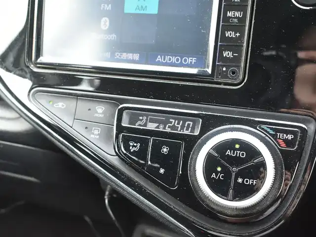 トヨタ アクア 神奈川県 2019(令1)年 5.6万km シルバーM ワンオーナー/純正メモリナビ/Bluetooth/バックカメラ/地デジTV/ドラレコ/ETC/ドアバイザー/純正フロアマット/保証書/スペアスマートキー/記録簿（R2 3 6 7）