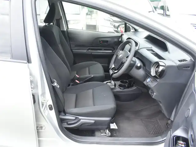 トヨタ アクア 神奈川県 2019(令1)年 5.6万km シルバーM ワンオーナー/純正メモリナビ/Bluetooth/バックカメラ/地デジTV/ドラレコ/ETC/ドアバイザー/純正フロアマット/保証書/スペアスマートキー/記録簿（R2 3 6 7）