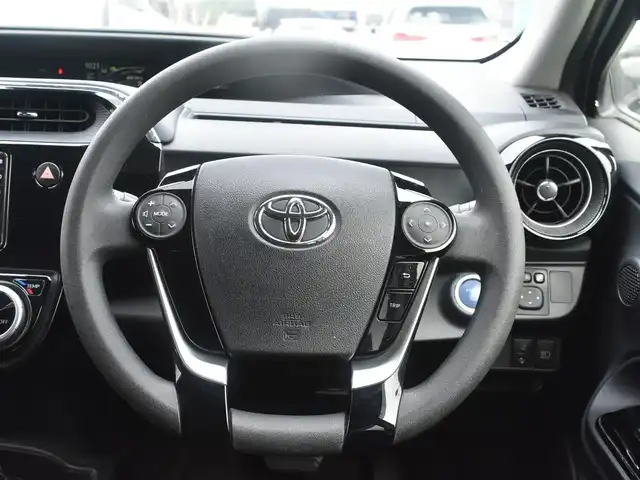 トヨタ アクア 神奈川県 2019(令1)年 5.6万km シルバーM ワンオーナー/純正メモリナビ/Bluetooth/バックカメラ/地デジTV/ドラレコ/ETC/ドアバイザー/純正フロアマット/保証書/スペアスマートキー/記録簿（R2 3 6 7）
