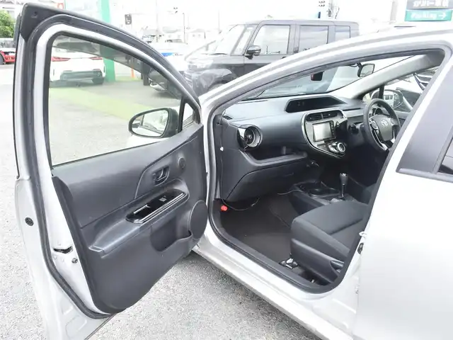 トヨタ アクア 神奈川県 2019(令1)年 5.6万km シルバーM ワンオーナー/純正メモリナビ/Bluetooth/バックカメラ/地デジTV/ドラレコ/ETC/ドアバイザー/純正フロアマット/保証書/スペアスマートキー/記録簿（R2 3 6 7）