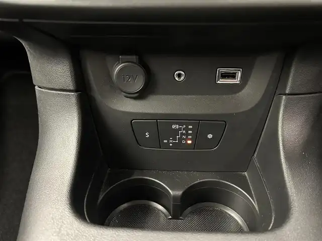 シトロエン Ｃ３ シャイン 岡山県 2018(平30)年 3.2万km グレー 純正ディスプレイオーディオ/バックカメラ/AppleCarplay/クルーズコントロール/レーンキープアシスト/アクティブセーフティブレーキ/疲労検知システム/インテリジェントハイビーム/ブラインドスポットミニター/LEDヘッドライト/シトロエン　コネクティッドカム/社外１６インチアルミホイール