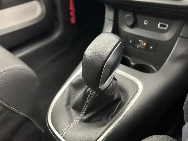 シトロエン Ｃ３ シャイン 岡山県 2018(平30)年 3.2万km グレー 純正ディスプレイオーディオ/バックカメラ/AppleCarplay/クルーズコントロール/レーンキープアシスト/アクティブセーフティブレーキ/疲労検知システム/インテリジェントハイビーム/ブラインドスポットミニター/LEDヘッドライト/シトロエン　コネクティッドカム/社外１６インチアルミホイール