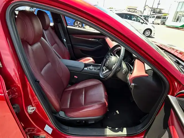 マツダ マツダ３ファストバック XD バーガンディセレクション 宮城県 2020(令2)年 3.5万km ソウルレッドクリスタルM スマートブレーキサポート/AT誤発進抑制制御/全車速追従機能付レーダークルーズコントロール/クルージングトラフィックサポート/車線逸脱警報システム/レーンキープアシスト/前後側方接近車両検知/ブラインドスポットモニタリング/交通標識認識システム/パーキングセンサー/ドライバーアテンションアラート/ヘッドアップディスプレイ/マツダコネクト8.8インチセンターディスプレイ/・CD/DVD/・Bluetooth/・フルセグTV/・USB/HDMI/バックカメラ/ビルトインETC/レッドパーフォレーション革シート/運転席メモリー機能付パワーシート/前席シートヒーター/革巻きステアリング/ステアリングヒーター/ステアリングスイッチ/パドルシフト/アダプティブLEDヘッドランプ/オートライト/スマートキー＆プッシュスタート/スペアキー1本/電動パーキングブレーキ/ブレーキホールド/電動格納ミラー/純正18インチAW/純正フロアマット/トノカバー/W/サイド/カーテンエアバッグ