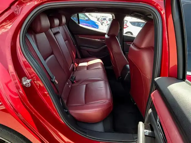 マツダ マツダ３ファストバック XD バーガンディセレクション 宮城県 2020(令2)年 3.5万km ソウルレッドクリスタルM スマートブレーキサポート/AT誤発進抑制制御/全車速追従機能付レーダークルーズコントロール/クルージングトラフィックサポート/車線逸脱警報システム/レーンキープアシスト/前後側方接近車両検知/ブラインドスポットモニタリング/交通標識認識システム/パーキングセンサー/ドライバーアテンションアラート/ヘッドアップディスプレイ/マツダコネクト8.8インチセンターディスプレイ/・CD/DVD/・Bluetooth/・フルセグTV/・USB/HDMI/バックカメラ/ビルトインETC/レッドパーフォレーション革シート/運転席メモリー機能付パワーシート/前席シートヒーター/革巻きステアリング/ステアリングヒーター/ステアリングスイッチ/パドルシフト/アダプティブLEDヘッドランプ/オートライト/スマートキー＆プッシュスタート/スペアキー1本/電動パーキングブレーキ/ブレーキホールド/電動格納ミラー/純正18インチAW/純正フロアマット/トノカバー/W/サイド/カーテンエアバッグ