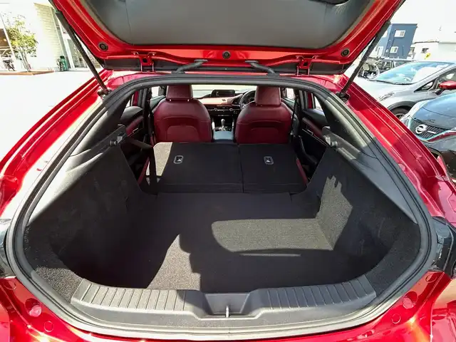 マツダ マツダ３ファストバック XD バーガンディセレクション 宮城県 2020(令2)年 3.5万km ソウルレッドクリスタルM スマートブレーキサポート/AT誤発進抑制制御/全車速追従機能付レーダークルーズコントロール/クルージングトラフィックサポート/車線逸脱警報システム/レーンキープアシスト/前後側方接近車両検知/ブラインドスポットモニタリング/交通標識認識システム/パーキングセンサー/ドライバーアテンションアラート/ヘッドアップディスプレイ/マツダコネクト8.8インチセンターディスプレイ/・CD/DVD/・Bluetooth/・フルセグTV/・USB/HDMI/バックカメラ/ビルトインETC/レッドパーフォレーション革シート/運転席メモリー機能付パワーシート/前席シートヒーター/革巻きステアリング/ステアリングヒーター/ステアリングスイッチ/パドルシフト/アダプティブLEDヘッドランプ/オートライト/スマートキー＆プッシュスタート/スペアキー1本/電動パーキングブレーキ/ブレーキホールド/電動格納ミラー/純正18インチAW/純正フロアマット/トノカバー/W/サイド/カーテンエアバッグ