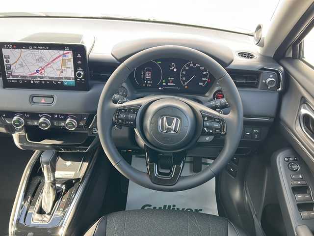 ホンダ ヴェゼル ハイブリッド e:HEV Z 三重県 2025(令7)年 0.1千km プラチナホワイトパール 登録済未使用車 /純正ナビ /全周囲カメラ/BSM /ビルトインETC2.0 /ワイヤレス充電器 /パワーバックドア /前席シートヒーター /USB・タイプC 給電/スペアキー /コーナーセンサー /ハーフレザーシート/ダウンヒルアシストコントロール/レーダークルーズコントロール/レーンキープアシスト/衝突軽減ブレーキ/電子パーキング/LEDヘッドライト/オートハイビーム/オートライト/革巻きステアリング/ステアリングスイッチ/電動格納ミラー/禁煙車