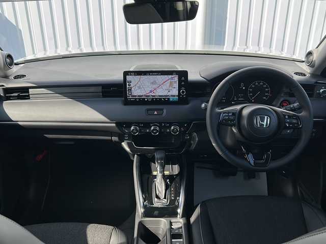 ホンダ ヴェゼル ハイブリッド e:HEV Z 三重県 2025(令7)年 0.1千km プラチナホワイトパール 登録済未使用車 /純正ナビ /全周囲カメラ/BSM /ビルトインETC2.0 /ワイヤレス充電器 /パワーバックドア /前席シートヒーター /USB・タイプC 給電/スペアキー /コーナーセンサー /ハーフレザーシート/ダウンヒルアシストコントロール/レーダークルーズコントロール/レーンキープアシスト/衝突軽減ブレーキ/電子パーキング/LEDヘッドライト/オートハイビーム/オートライト/革巻きステアリング/ステアリングスイッチ/電動格納ミラー/禁煙車