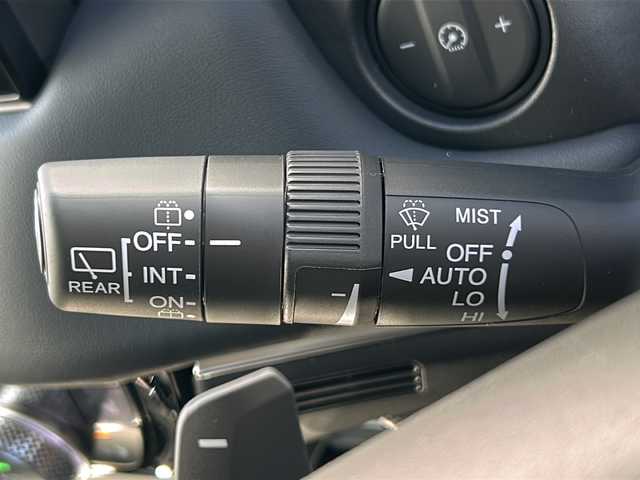 ホンダ ヴェゼル ハイブリッド e:HEV Z 三重県 2025(令7)年 0.1千km プラチナホワイトパール 登録済未使用車 /純正ナビ /全周囲カメラ/BSM /ビルトインETC2.0 /ワイヤレス充電器 /パワーバックドア /前席シートヒーター /USB・タイプC 給電/スペアキー /コーナーセンサー /ハーフレザーシート/ダウンヒルアシストコントロール/レーダークルーズコントロール/レーンキープアシスト/衝突軽減ブレーキ/電子パーキング/LEDヘッドライト/オートハイビーム/オートライト/革巻きステアリング/ステアリングスイッチ/電動格納ミラー/禁煙車