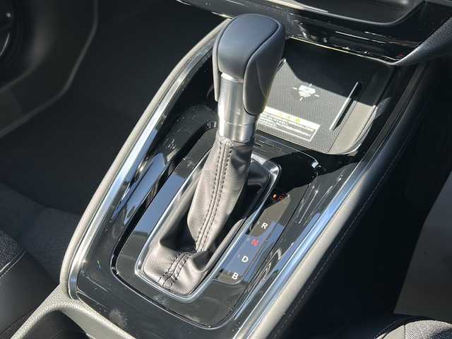 ホンダ ヴェゼル ハイブリッド e:HEV Z 三重県 2025(令7)年 0.1千km プラチナホワイトパール 登録済未使用車 /純正ナビ /全周囲カメラ/BSM /ビルトインETC2.0 /ワイヤレス充電器 /パワーバックドア /前席シートヒーター /USB・タイプC 給電/スペアキー /コーナーセンサー /ハーフレザーシート/ダウンヒルアシストコントロール/レーダークルーズコントロール/レーンキープアシスト/衝突軽減ブレーキ/電子パーキング/LEDヘッドライト/オートハイビーム/オートライト/革巻きステアリング/ステアリングスイッチ/電動格納ミラー/禁煙車