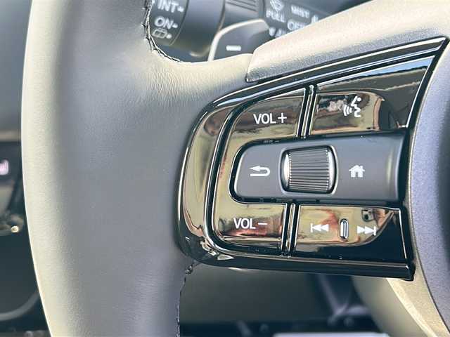 ホンダ ヴェゼル ハイブリッド e:HEV Z 三重県 2025(令7)年 0.1千km プラチナホワイトパール 登録済未使用車 /純正ナビ /全周囲カメラ/BSM /ビルトインETC2.0 /ワイヤレス充電器 /パワーバックドア /前席シートヒーター /USB・タイプC 給電/スペアキー /コーナーセンサー /ハーフレザーシート/ダウンヒルアシストコントロール/レーダークルーズコントロール/レーンキープアシスト/衝突軽減ブレーキ/電子パーキング/LEDヘッドライト/オートハイビーム/オートライト/革巻きステアリング/ステアリングスイッチ/電動格納ミラー/禁煙車