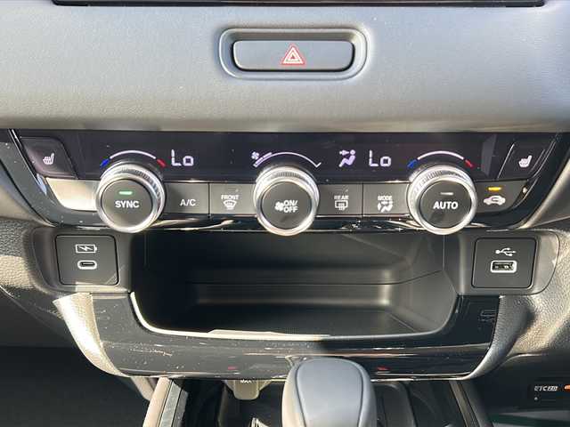 ホンダ ヴェゼル ハイブリッド e:HEV Z 三重県 2025(令7)年 0.1千km プラチナホワイトパール 登録済未使用車 /純正ナビ /全周囲カメラ/BSM /ビルトインETC2.0 /ワイヤレス充電器 /パワーバックドア /前席シートヒーター /USB・タイプC 給電/スペアキー /コーナーセンサー /ハーフレザーシート/ダウンヒルアシストコントロール/レーダークルーズコントロール/レーンキープアシスト/衝突軽減ブレーキ/電子パーキング/LEDヘッドライト/オートハイビーム/オートライト/革巻きステアリング/ステアリングスイッチ/電動格納ミラー/禁煙車