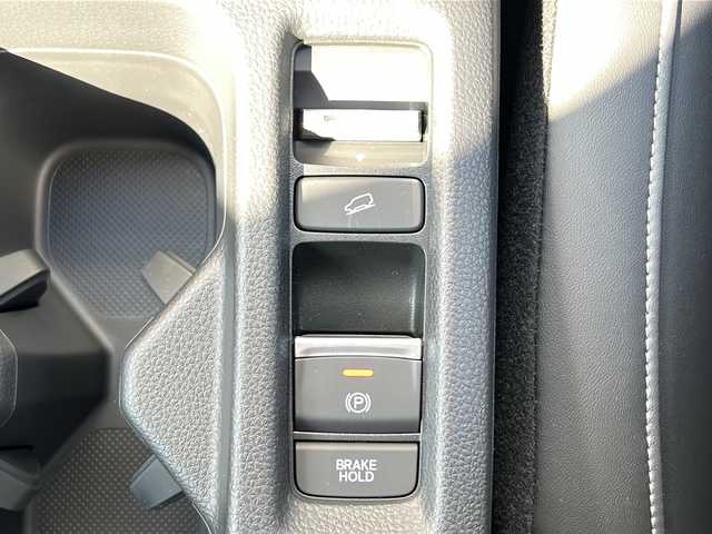 ホンダ ヴェゼル ハイブリッド e:HEV Z 三重県 2025(令7)年 0.1千km プラチナホワイトパール 登録済未使用車 /純正ナビ /全周囲カメラ/BSM /ビルトインETC2.0 /ワイヤレス充電器 /パワーバックドア /前席シートヒーター /USB・タイプC 給電/スペアキー /コーナーセンサー /ハーフレザーシート/ダウンヒルアシストコントロール/レーダークルーズコントロール/レーンキープアシスト/衝突軽減ブレーキ/電子パーキング/LEDヘッドライト/オートハイビーム/オートライト/革巻きステアリング/ステアリングスイッチ/電動格納ミラー/禁煙車