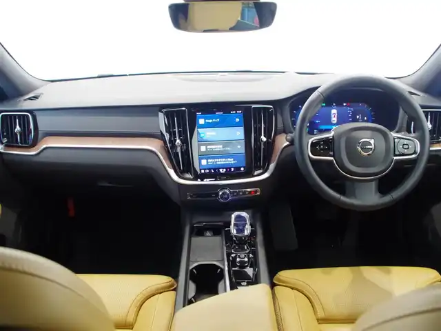 ボルボ ボルボ Ｖ６０ アルティメット B4 岐阜県 2023(令5)年 1.5万km ゴールド harman/kardonプレミアムサウンドオーディオシステム/Google Apps and Services/　ナビゲーションシステム Google マップ/　音声操作システム Google アシスタント/　アプリケーション Google Play/衝突回避・被害軽減ブレーキシステム/歩行者・サイクリスト大型動物検知機能（夜間含む）/インターセクションサポート（右折時対向車検知機能）/対向車対応機能/ステアリングサポート（衝突回避支援機能）/オンカミングレーンミティゲーション（対向車線衝突回避支援機能）/レーンキーピングエイド/ドライバーアラートコントロール/ロードサインインフォメーション/ランオフロードミティゲーション（道路逸脱回避支援機能）/リア衝突回避被害軽減ブレーキシステム/パイロットアシスト（車線維持支援機能）/全車速追従機能付ACC/ステアリングアシスト付BLIS/衝突回避・被害軽減ブレーキ機能付CTA（クロス・トラフィック・アラート）/ランオフロードプロテクション（道路逸脱事故時保護機能）/フルアクティブハイビーム（LEDヘッドライト）/360°ビューカメラ/先行車発進告知機能